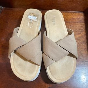 Kookaburra by UGG slides.
